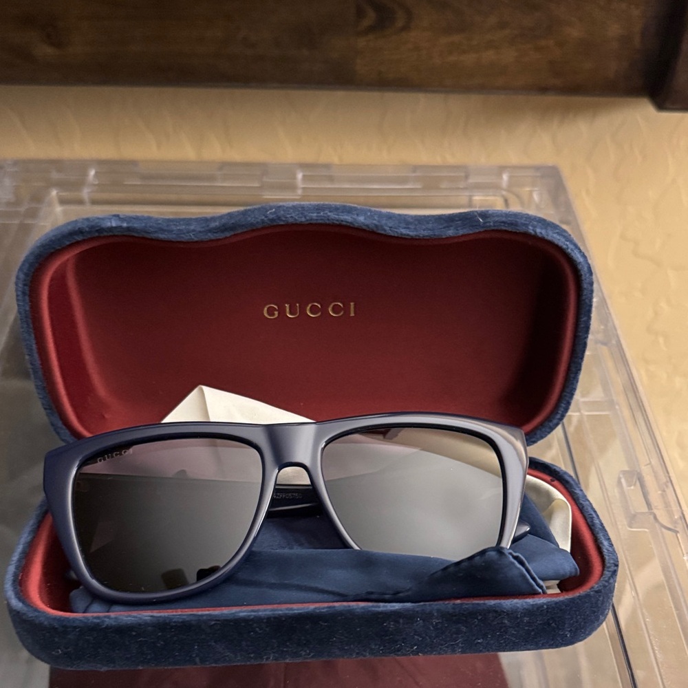 Unworn Gucci Navy Sunglasses with Case dust bag and papers